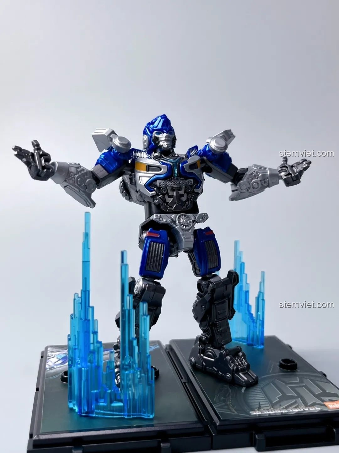 Mô hình BLOKEES 71151 Mirage Transformers tạo dáng trên đế trưng bày với hiệu ứng năng lượng xanh.