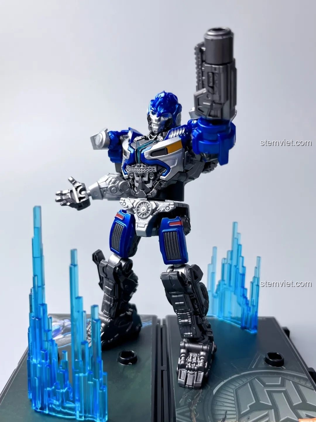 Mô hình BLOKEES 71151 Mirage Transformers cầm súng, tạo dáng chiến đấu trên đế trưng bày.