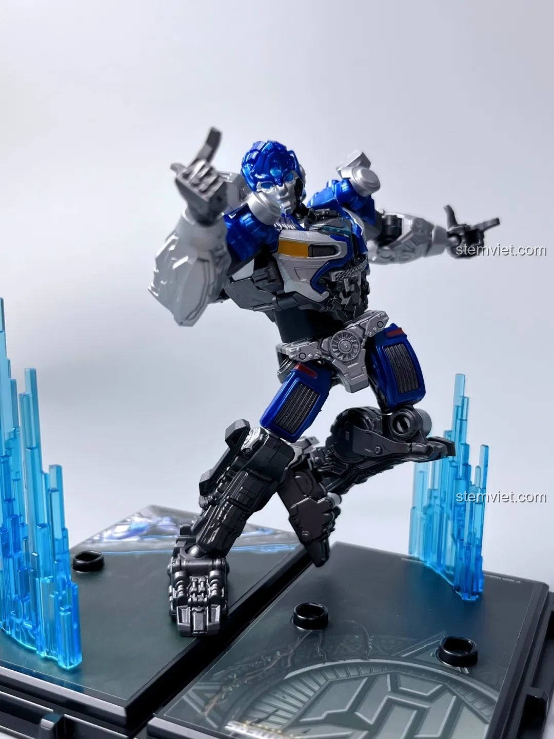 Mô hình BLOKEES 71151 Mirage Transformers tạo dáng năng động, thể hiện khả năng tạo ảo ảnh.