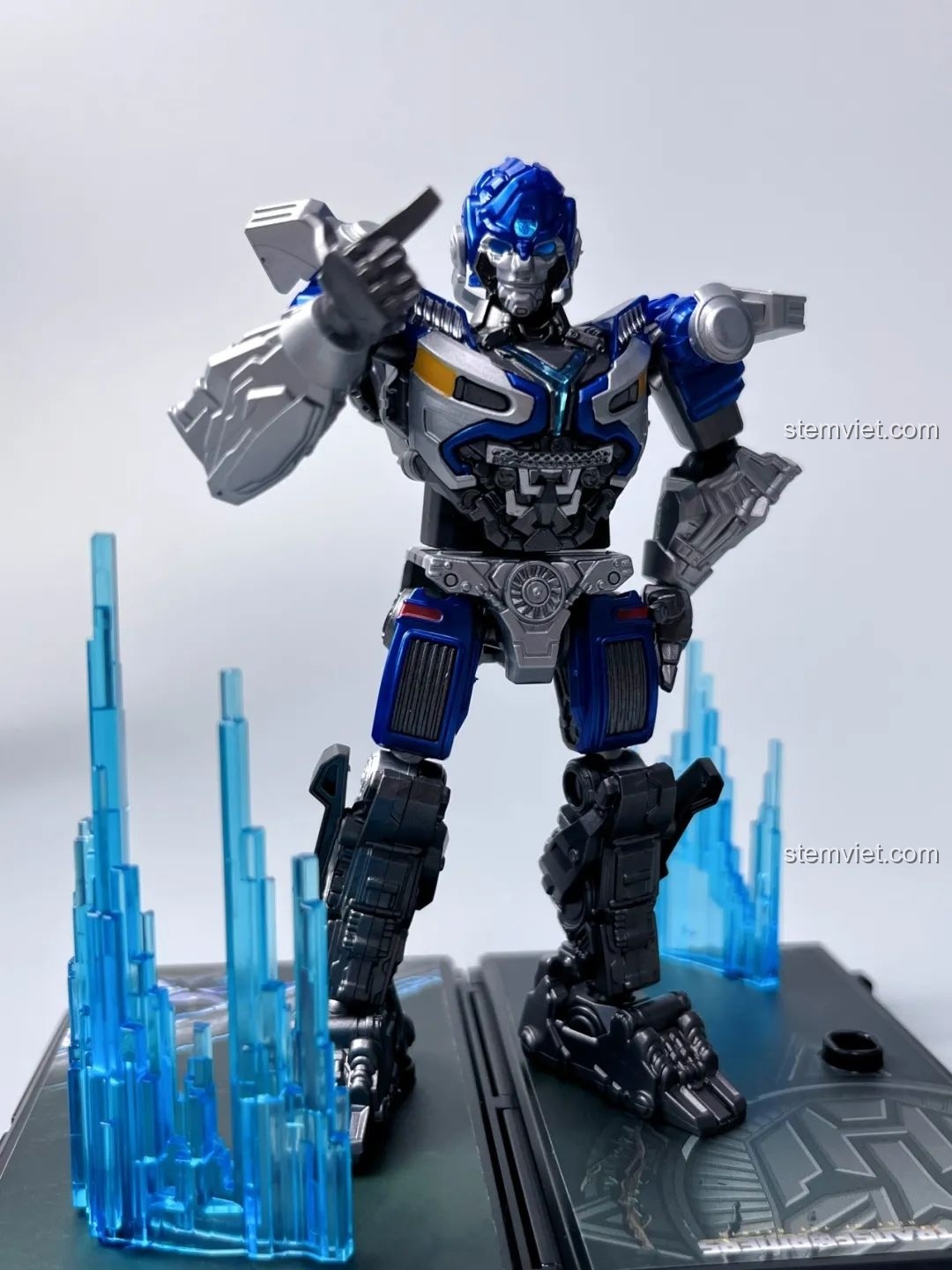 Mô hình BLOKEES 71151 Mirage Transformers tạo dáng chỉ huy, đầy uy lực và quyết đoán.