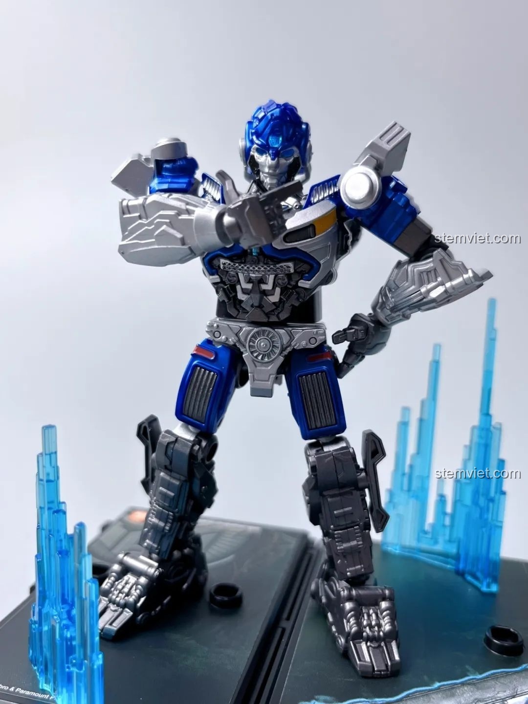 Mô hình BLOKEES 71151 Mirage Transformers tạo dáng chiến đấu cận chiến, sẵn sàng đối mặt kẻ thù.