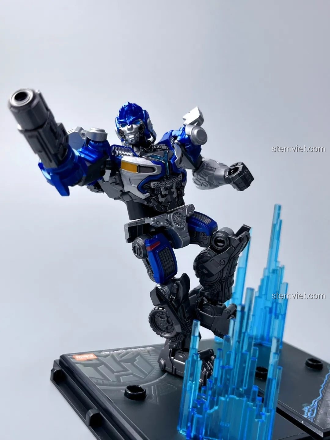 Góc nhìn khác của mô hình BLOKEES 71151 Mirage Transformers đang bay, thể hiện sự linh hoạt.