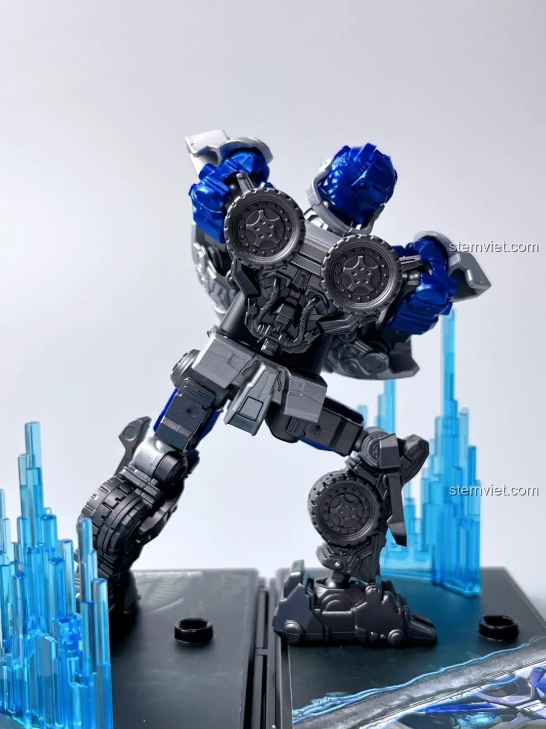 Mô hình BLOKEES 71151 Mirage Transformers tạo dáng nghiêng, thể hiện sự linh hoạt của khớp.