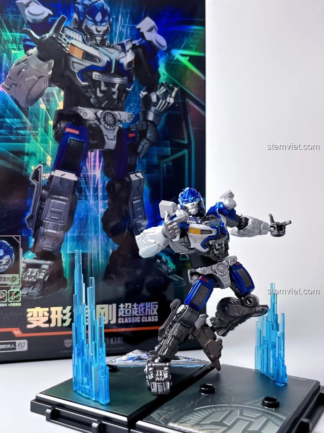Mô hình BLOKEES 71151 Mirage Transformers đứng cạnh hộp sản phẩm, tạo nên một tổng thể trưng bày đẹp mắt.