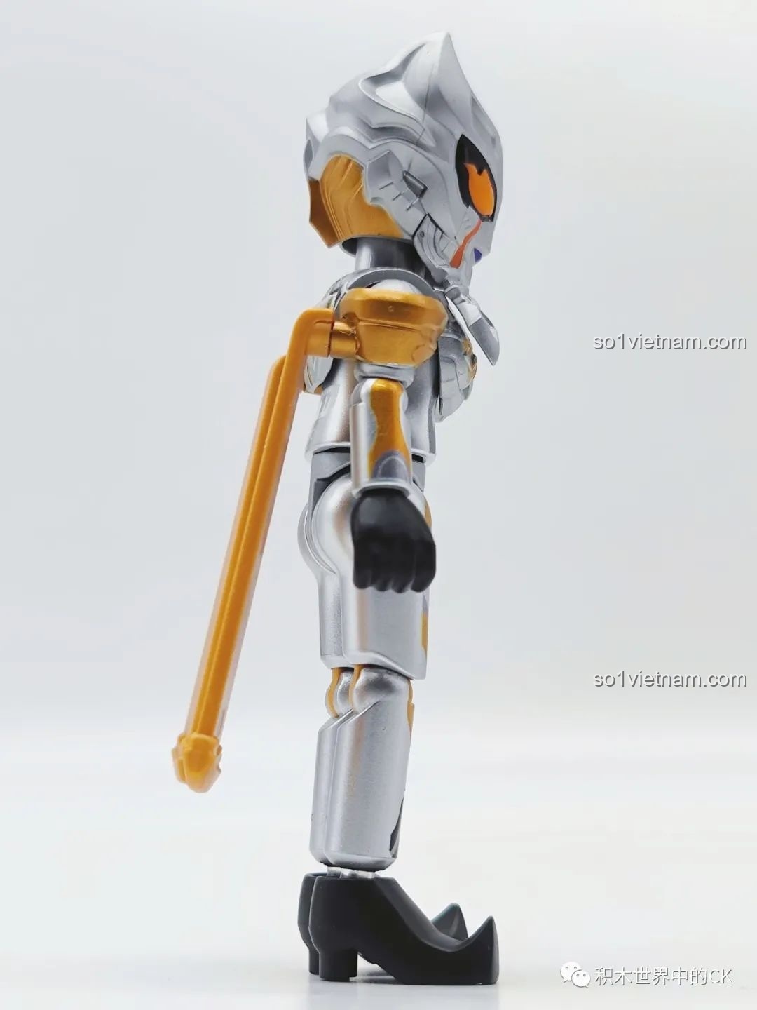 Góc nghiêng của mô hình Carmeara BLOKEES 71221 Ultraman GV-07, cho thấy độ tinh xảo của các chi tiết.