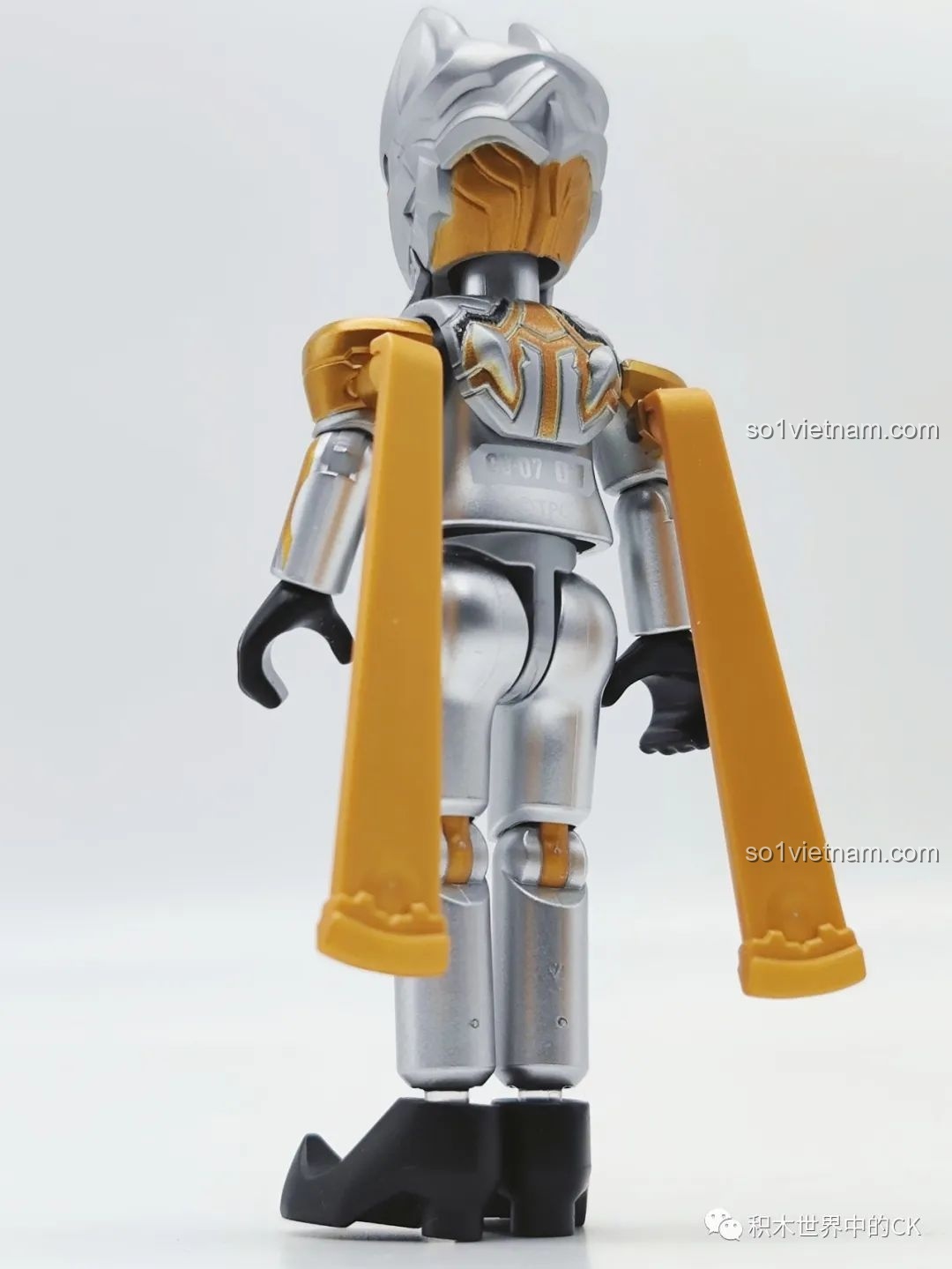 Mặt sau của mô hình Carmeara BLOKEES 71221 Ultraman GV-07, thể hiện các chi tiết giáp và áo choàng.