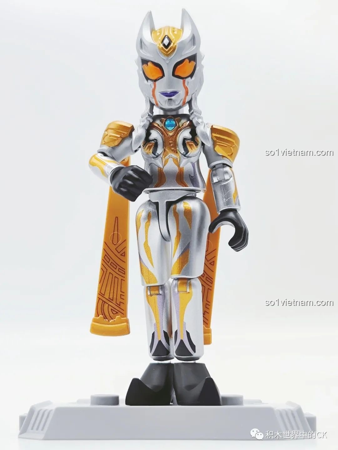 Carmeara BLOKEES 71221 Ultraman GV-07 đang tạo dáng trên đế trưng bày, thể hiện khả năng cử động linh hoạt.