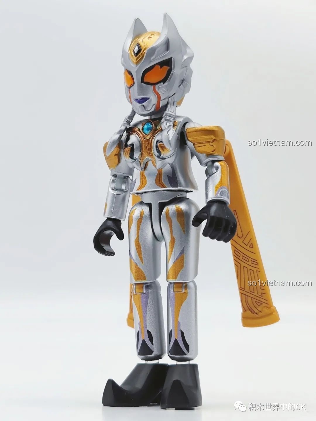 Mô hình Carmeara từ bộ BLOKEES 71221 Ultraman GV-07, thiết kế chi tiết với màu vàng đồng và bạc nổi bật.