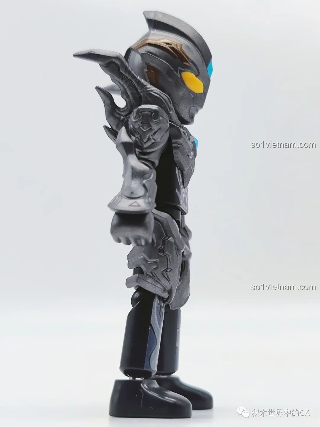 Góc nghiêng của Dark Trigger BLOKEES 71221 Ultraman GV-07, cho thấy các chi tiết giáp phức tạp.