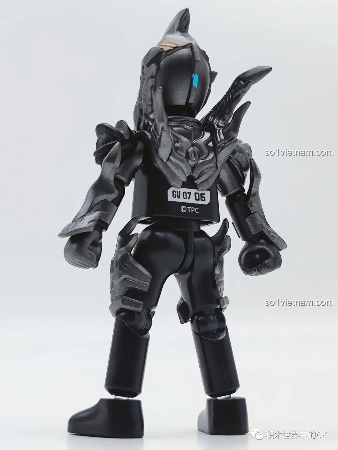 Mặt sau của Dark Trigger BLOKEES 71221 Ultraman GV-07, chi tiết giáp và mã số.