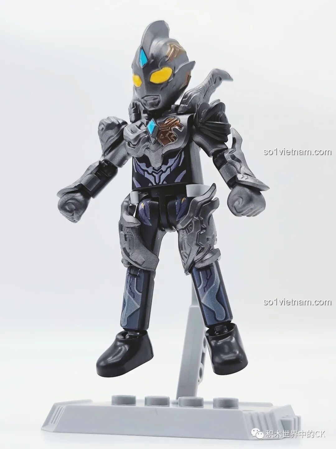 Dark Trigger BLOKEES 71221 Ultraman GV-07 tạo dáng trên đế trưng bày, sẵn sàng cho trận chiến.