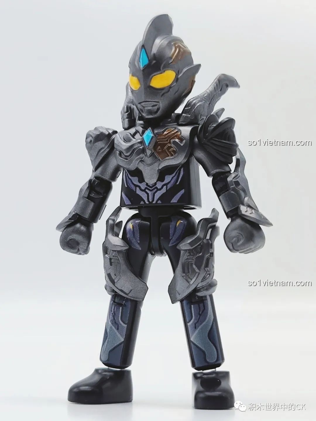 Mô hình Dark Trigger từ bộ BLOKEES 71221 Ultraman GV-07, với tông màu đen huyền bí và giáp trụ ấn tượng.