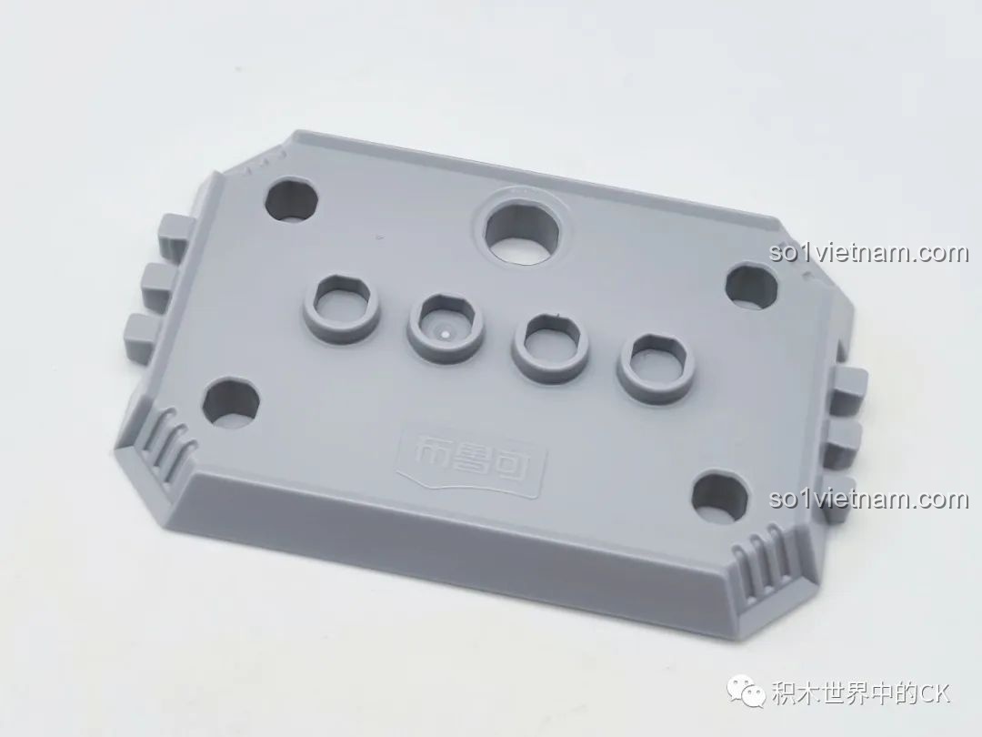 Đế trưng bày đơn giản đi kèm bộ BLOKEES 71221 Ultraman GV-07, giúp mô hình đứng vững và đẹp mắt.