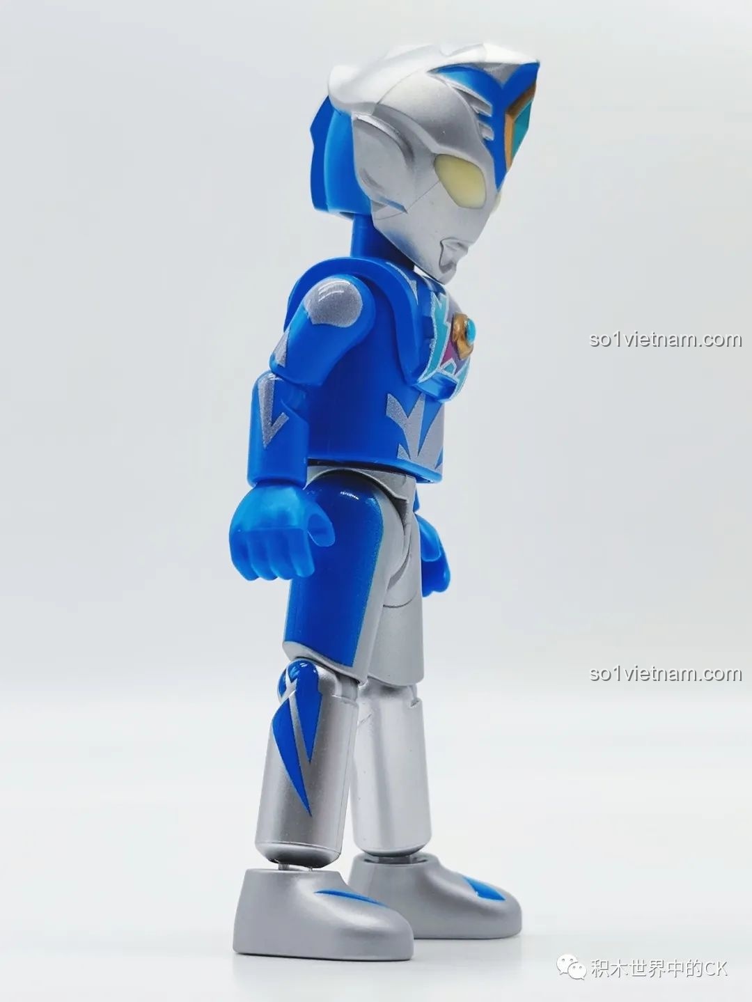 Góc nghiêng của Ultraman Dekaranger Dạng Kỳ Tích BLOKEES 71221 Ultraman GV-07, thể hiện đường nét thiết kế.