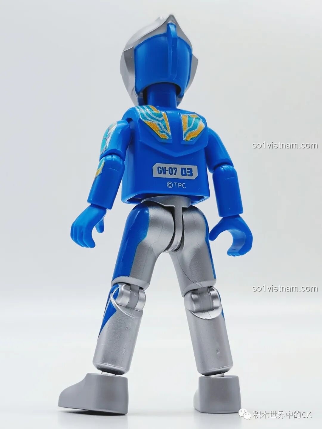 Mặt sau của Ultraman Dekaranger Dạng Kỳ Tích BLOKEES 71221 Ultraman GV-07, chi tiết giáp và mã số.