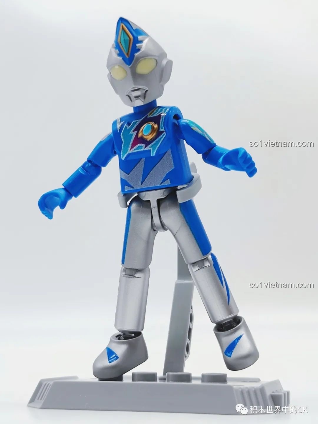 Ultraman Dekaranger Dạng Kỳ Tích BLOKEES 71221 Ultraman GV-07 tạo dáng trên đế trưng bày, sẵn sàng chiến đấu.