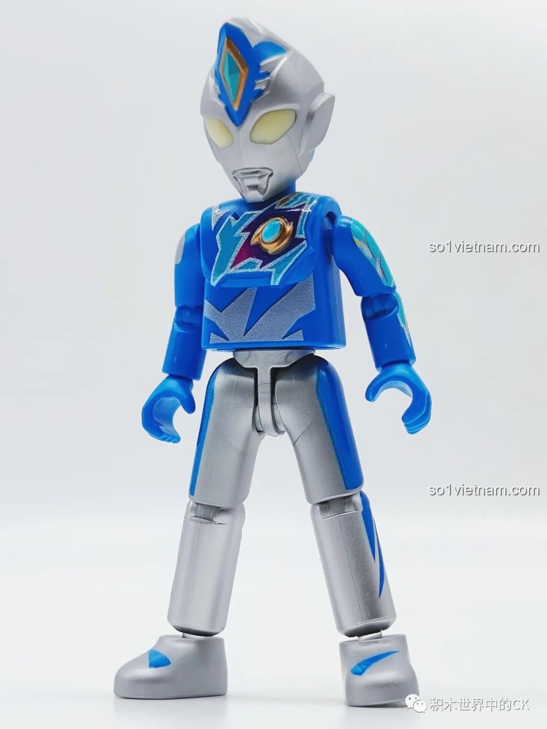 Mô hình Ultraman Dekaranger Dạng Kỳ Tích từ bộ BLOKEES 71221 Ultraman GV-07, với sắc xanh và bạc năng động.