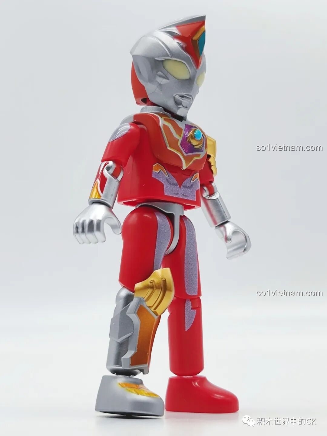 Góc nghiêng của Ultraman Dekaranger Dạng Mạnh BLOKEES 71221 Ultraman GV-07, cho thấy các chi tiết giáp.