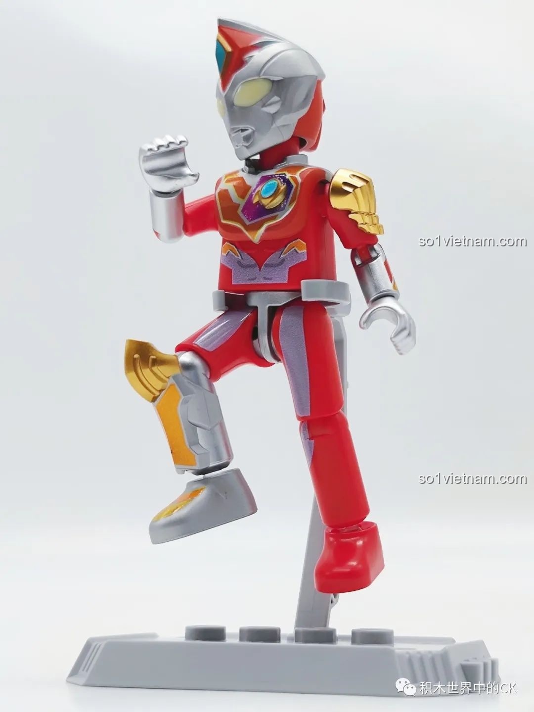 Ultraman Dekaranger Dạng Mạnh BLOKEES 71221 Ultraman GV-07 tạo dáng chiến đấu trên đế trưng bày.