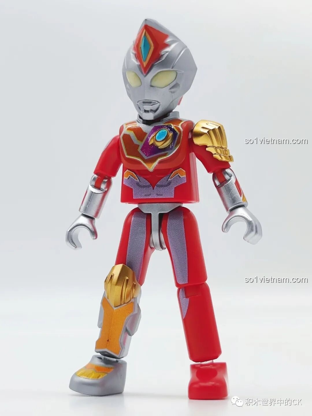 Mô hình Ultraman Dekaranger Dạng Mạnh từ bộ BLOKEES 71221 Ultraman GV-07, với giáp trụ vàng đồng nổi bật.
