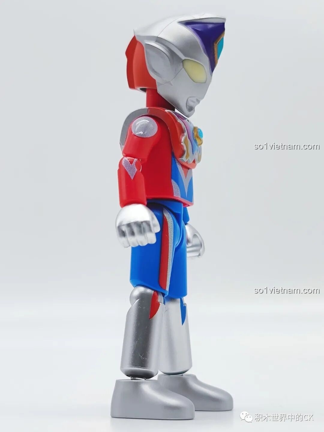 Góc nghiêng của Ultraman Dekaranger Dạng Sáng BLOKEES 71221 Ultraman GV-07, thể hiện đường nét thiết kế.