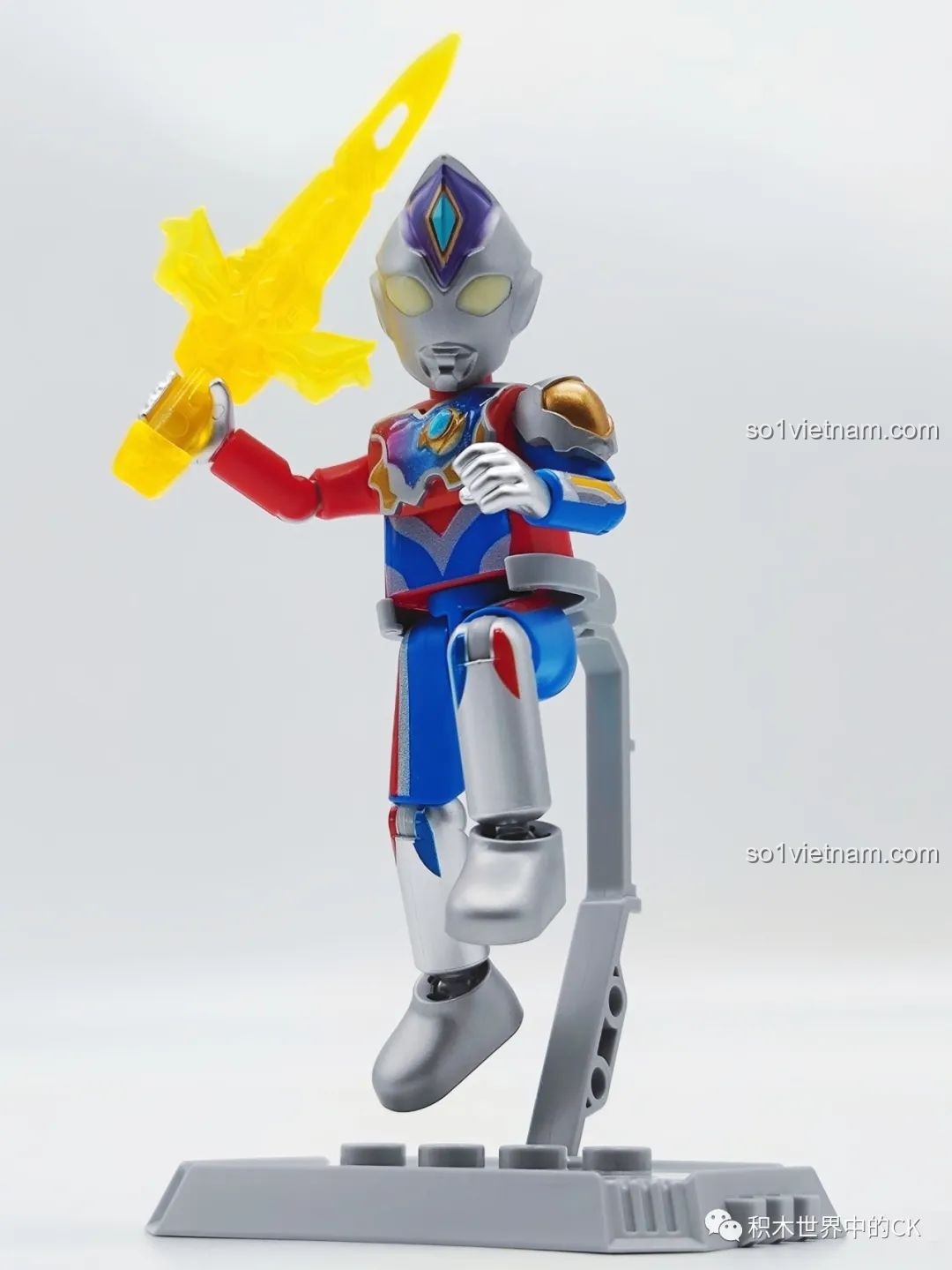Ultraman Dekaranger Dạng Sáng BLOKEES 71221 Ultraman GV-07 tạo dáng chiến đấu với kiếm năng lượng.