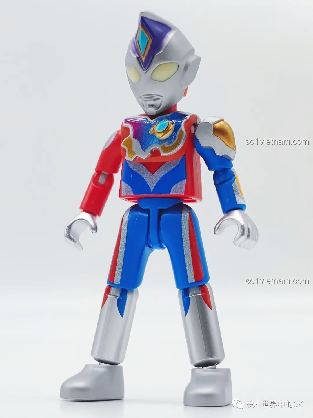 Mô hình Ultraman Dekaranger Dạng Sáng từ bộ BLOKEES 71221 Ultraman GV-07, với tông màu đỏ, xanh, bạc rực rỡ.