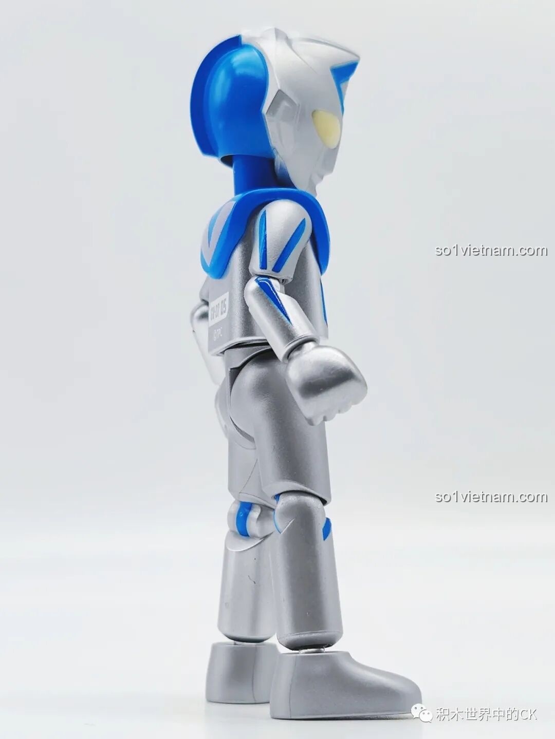 Góc nghiêng của Ultraman Dyna Dạng Kỳ Tích BLOKEES 71221 Ultraman GV-07, thể hiện đường nét thiết kế.