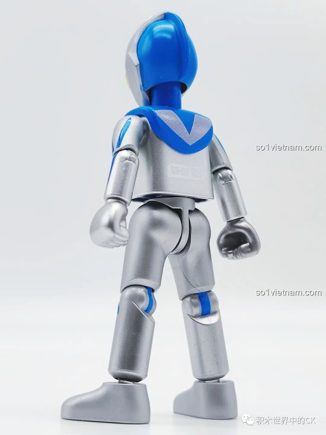 Mặt sau của Ultraman Dyna Dạng Kỳ Tích BLOKEES 71221 Ultraman GV-07, chi tiết logo và mã số.