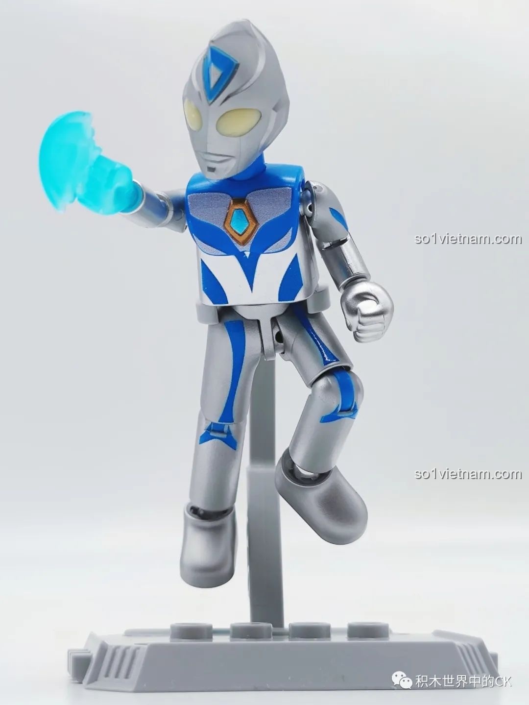 Ultraman Dyna Dạng Kỳ Tích BLOKEES 71221 Ultraman GV-07 tạo dáng chiến đấu với hiệu ứng năng lượng.