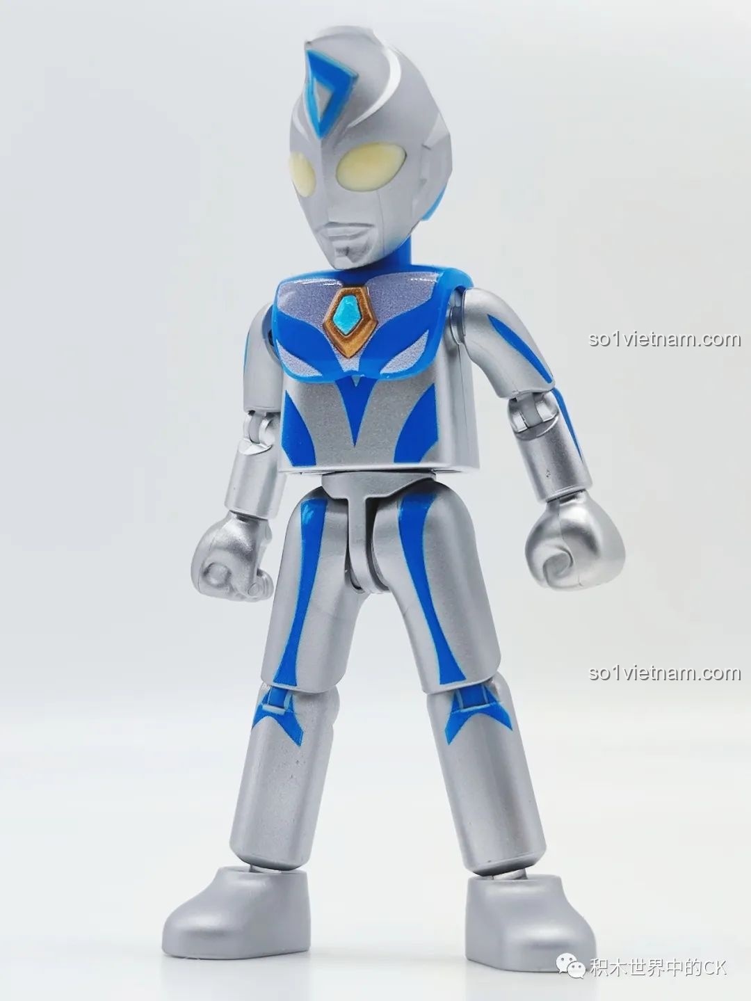 Mô hình Ultraman Dyna Dạng Kỳ Tích từ bộ BLOKEES 71221 Ultraman GV-07, với tông màu xanh dương và bạc.