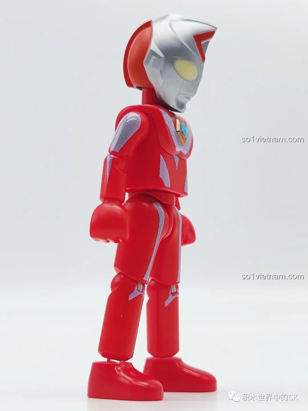 Góc nghiêng của Ultraman Dyna Dạng Mạnh BLOKEES 71221 Ultraman GV-07, thể hiện đường nét thiết kế.