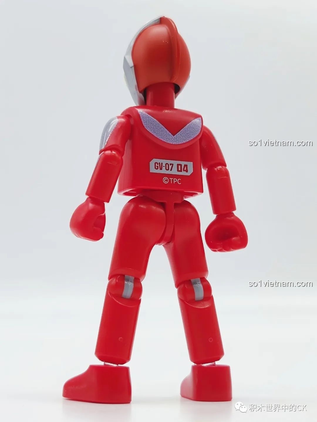 Mặt sau của Ultraman Dyna Dạng Mạnh BLOKEES 71221 Ultraman GV-07, chi tiết giáp và mã số.