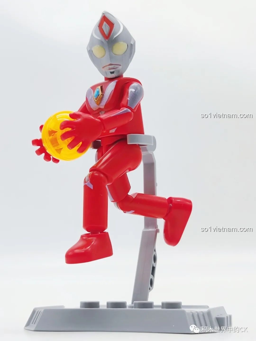 Ultraman Dyna Dạng Mạnh BLOKEES 71221 Ultraman GV-07 tạo dáng chiến đấu với quả cầu năng lượng trên đế trưng bày.