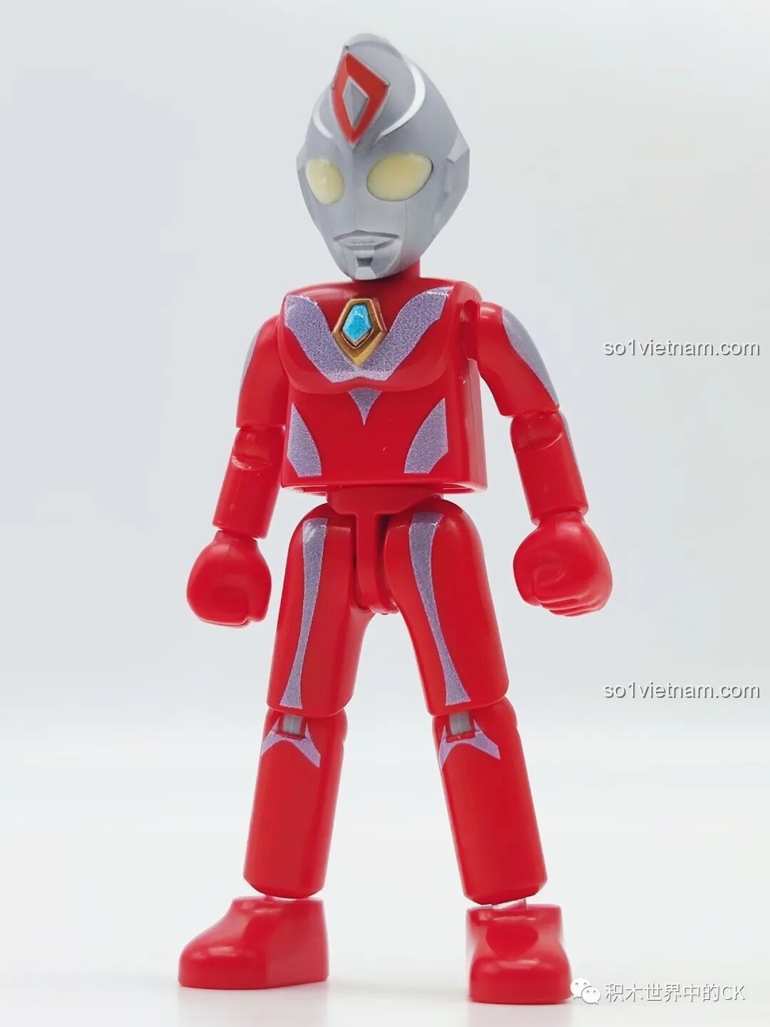 Mô hình Ultraman Dyna Dạng Mạnh từ bộ BLOKEES 71221 Ultraman GV-07, với tông màu đỏ và bạc, cầm quả cầu năng lượng.