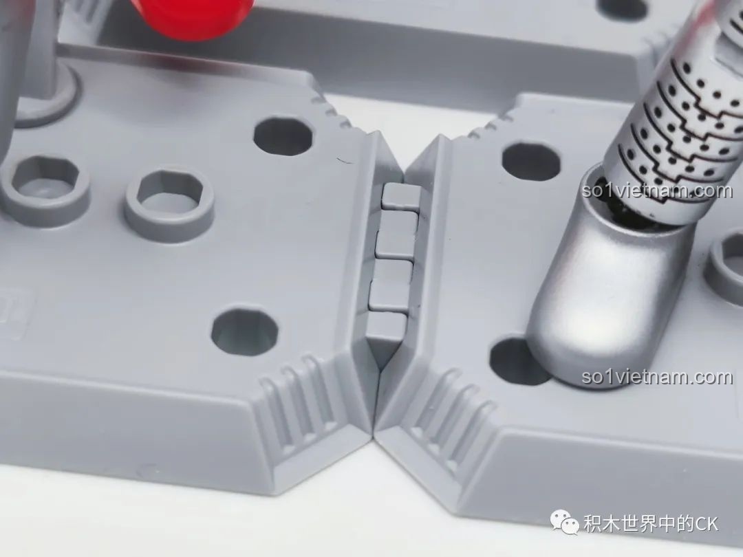 Cận cảnh các đế trưng bày BLOKEES 71221 Ultraman GV-07 có thể kết nối với nhau, tạo thành một đế lớn.