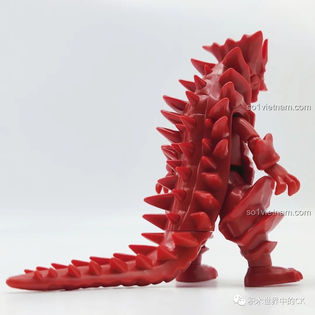 Góc nghiêng của Moss-Agil BLOKEES 71221 Ultraman GV-07, cho thấy hình dáng độc đáo.