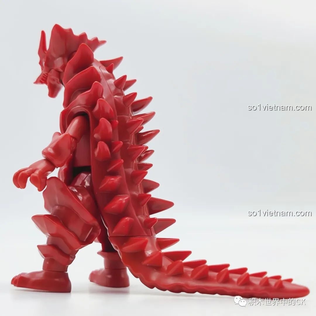 Mặt sau của Moss-Agil BLOKEES 71221 Ultraman GV-07, chi tiết gai và đuôi.