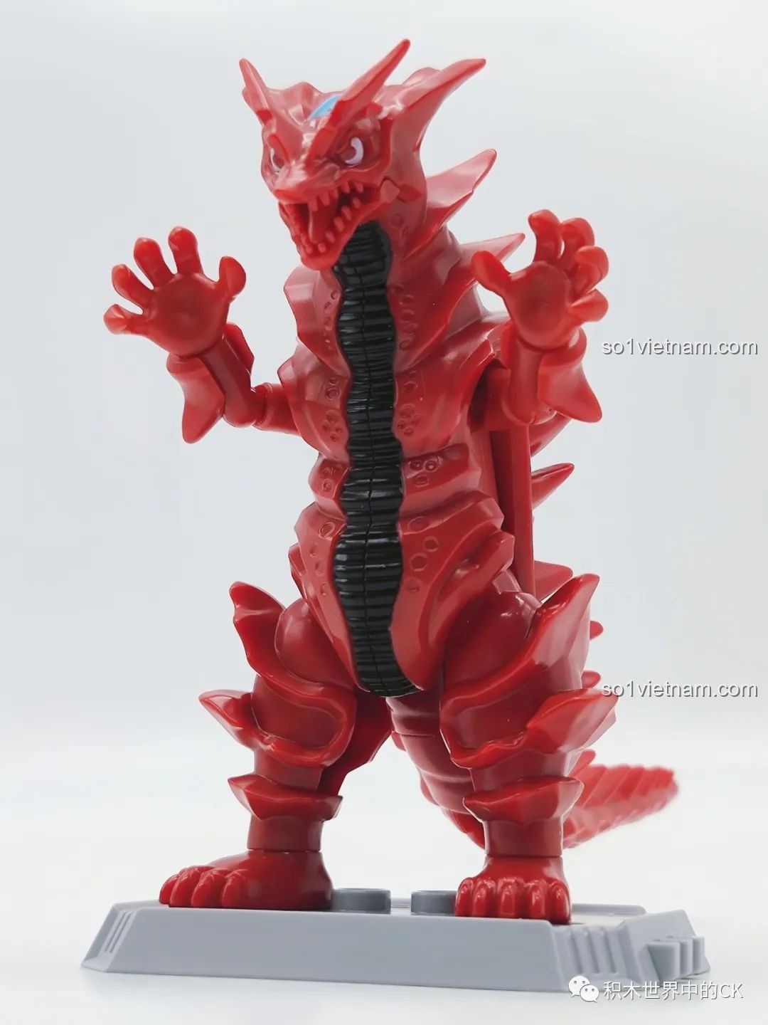 Moss-Agil BLOKEES 71221 Ultraman GV-07 tạo dáng trên đế trưng bày, sẵn sàng tấn công.