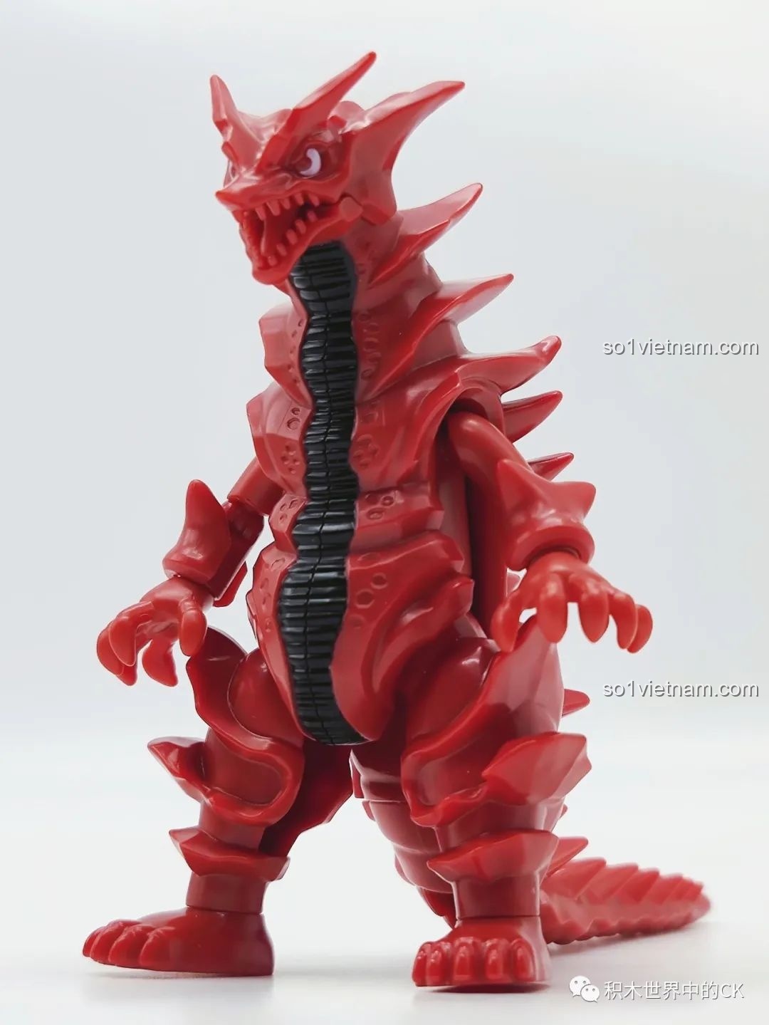 Mô hình quái vật Moss-Agil từ bộ BLOKEES 71221 Ultraman GV-07, với màu đỏ rực và gai nhọn.