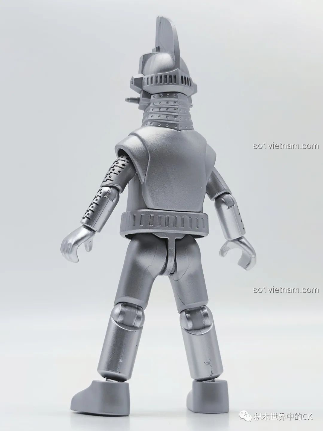 Mặt sau của Windom BLOKEES 71221 Ultraman GV-07, chi tiết máy móc và khớp nối.