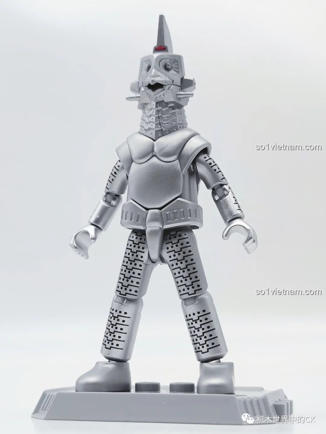 Windom BLOKEES 71221 Ultraman GV-07 tạo dáng trên đế trưng bày, sẵn sàng hỗ trợ Ultraman.