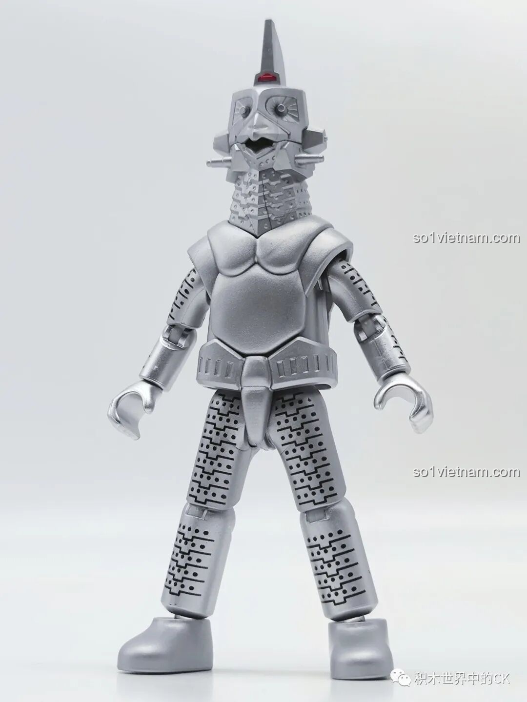 Mô hình robot Windom từ bộ BLOKEES 71221 Ultraman GV-07, với thiết kế màu bạc và chi tiết máy móc.