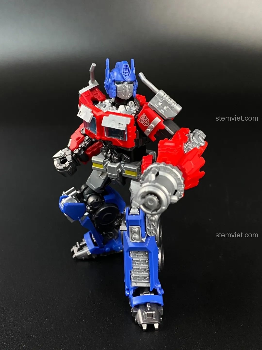 Mô hình Optimus Prime BLOKEES 71141 đã lắp ráp hoàn thiện cùng hộp và sách hướng dẫn, một bộ sản phẩm hoàn chỉnh.
