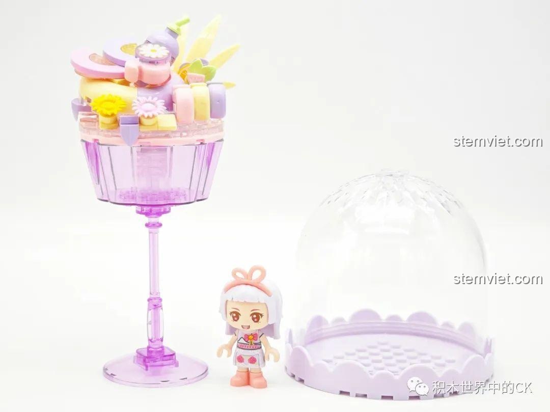 Các chi tiết của bộ đồ chơi lắp ráp đèn bánh pudding Sembo màu tím, bao gồm cốc đựng, mái vòm và các mảnh ghép trang trí hình hoa, lá.