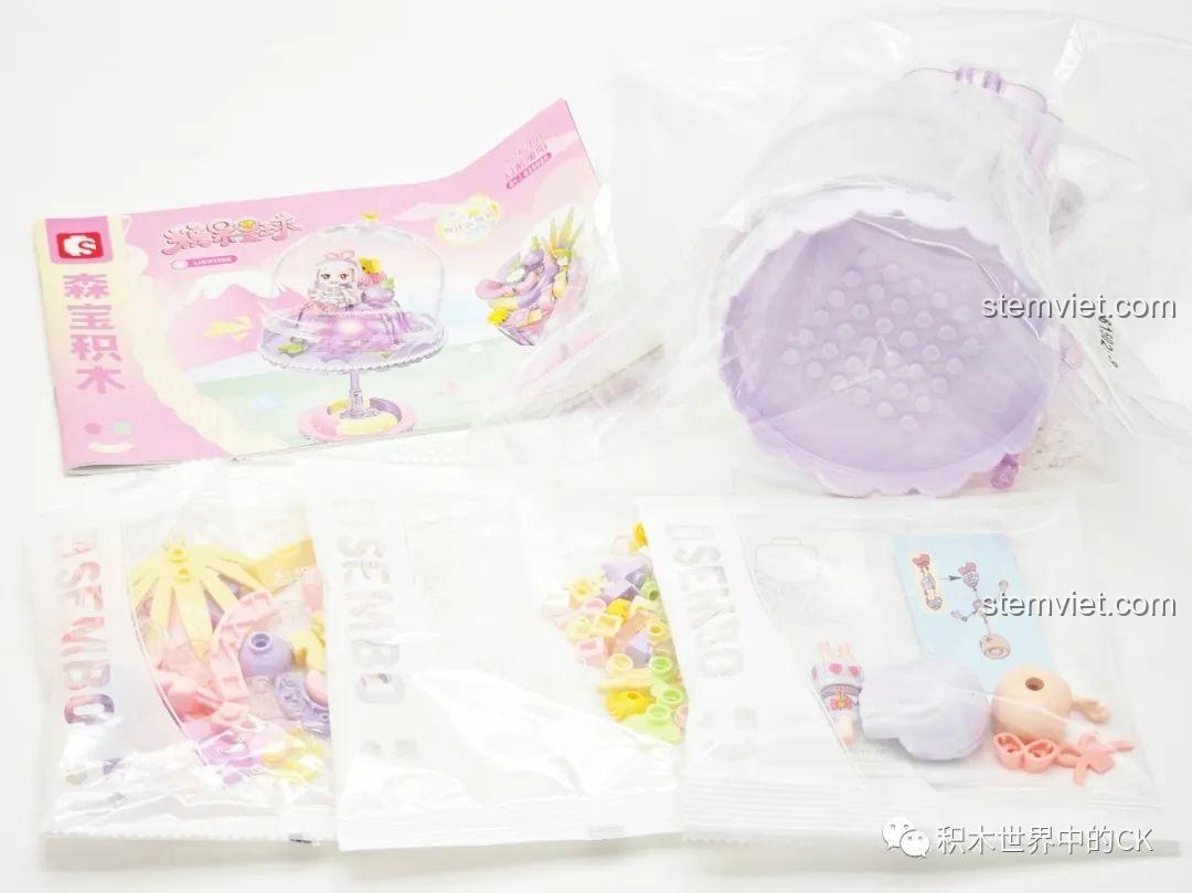 Quá trình mở hộp bộ đồ chơi lắp ráp đèn bánh pudding Sembo màu tím, hiển thị sách hướng dẫn và các túi mảnh ghép bên trong.