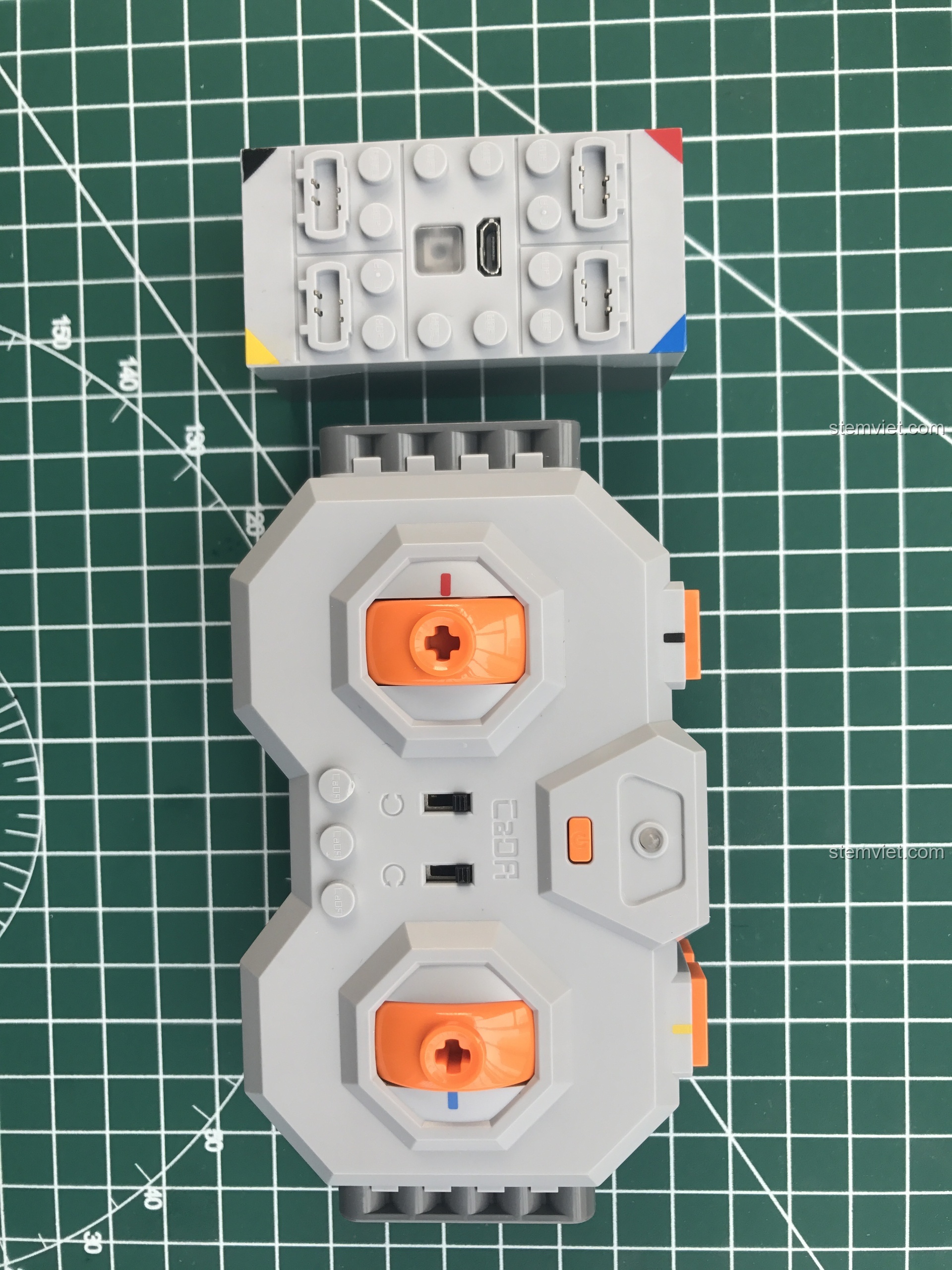 Hình ảnh tổng quan bộ điều khiển và pin Double Eagle mới, phụ kiện điều khiển từ xa cho đồ chơi lắp ráp.