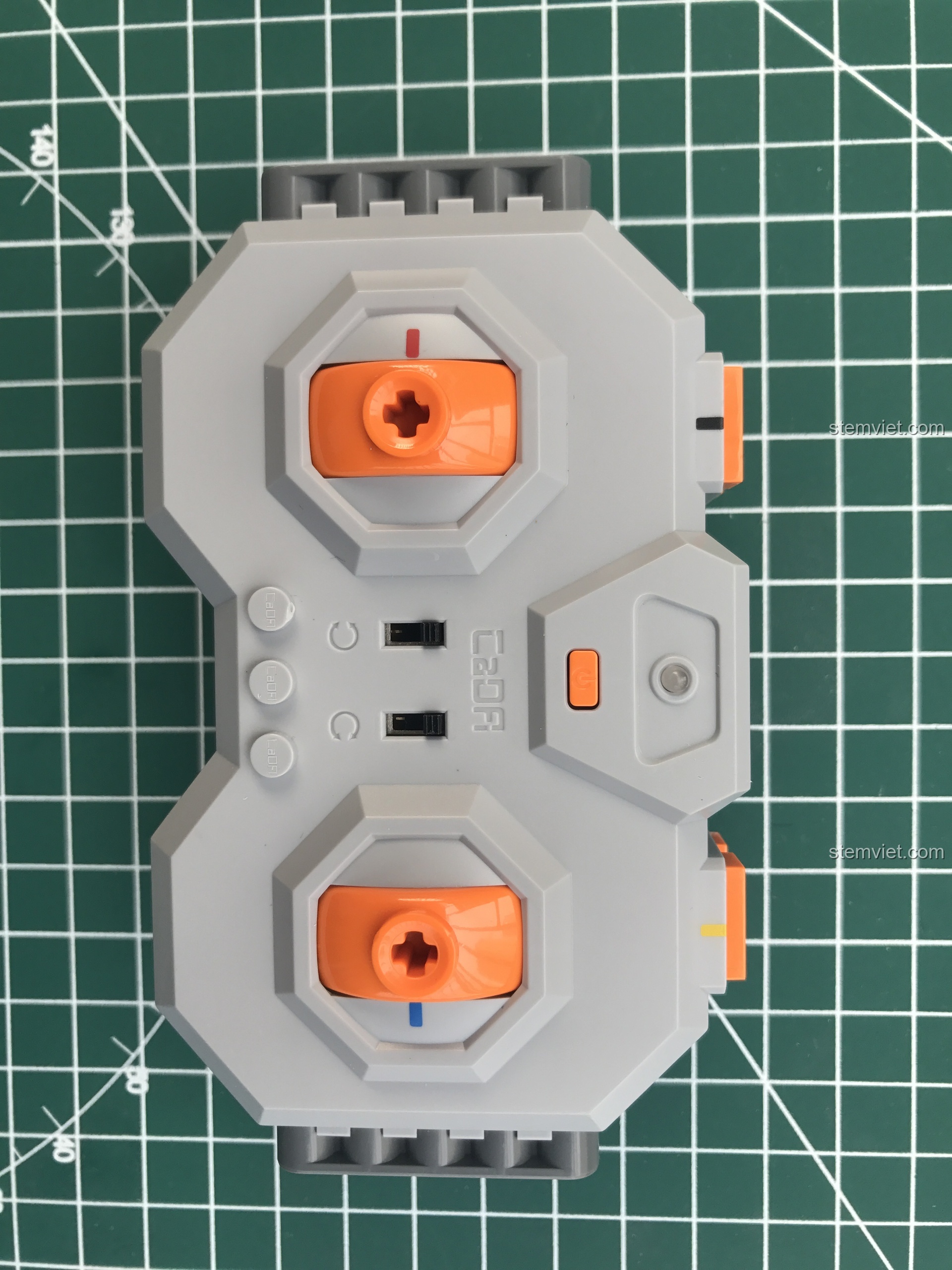 Cận cảnh bộ điều khiển Double Eagle, đánh giá thiết kế và nút bấm của phụ kiện đồ chơi.