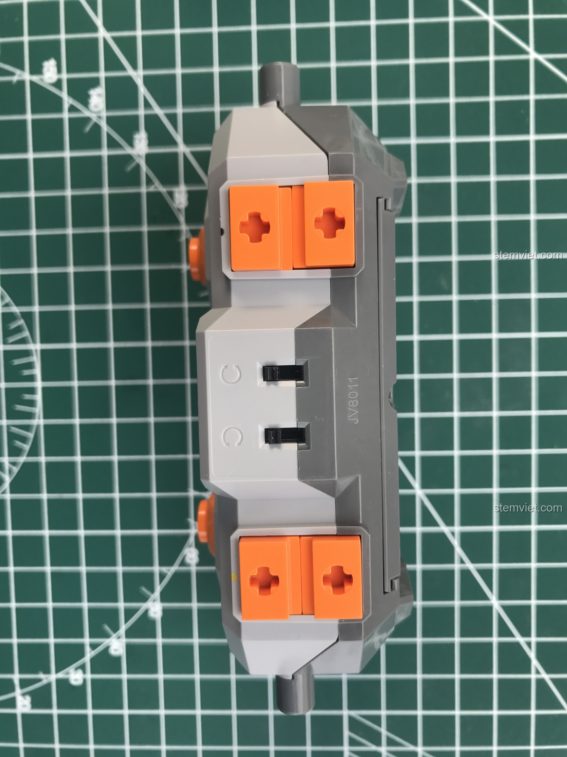 Góc nhìn cạnh bên của bộ điều khiển Double Eagle, thể hiện độ dày và các chi tiết phụ kiện.