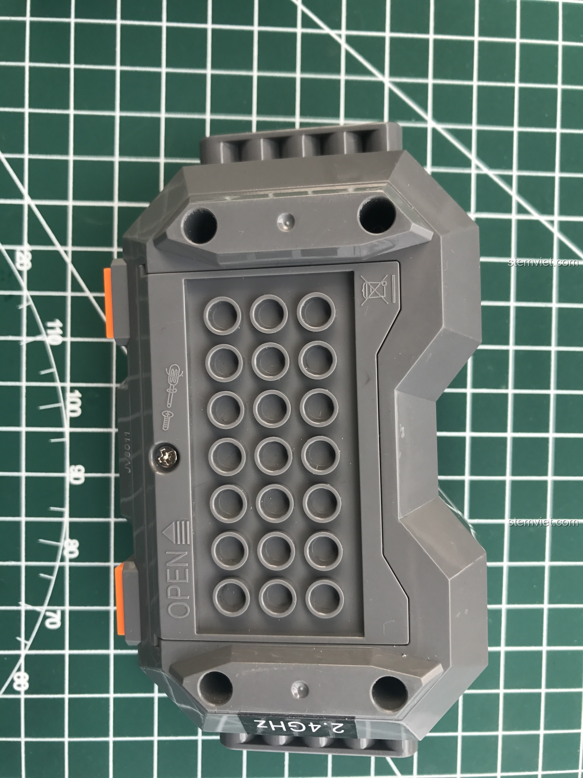 Mặt sau bộ điều khiển Double Eagle với các chân kết nối và thông tin tần số 2.4GHz.